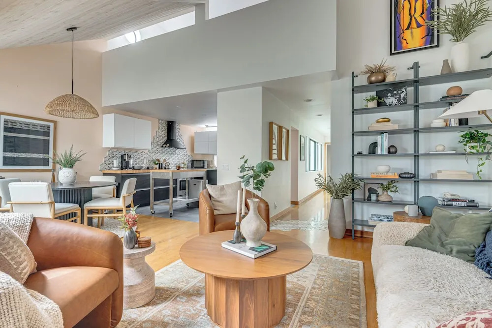 Walk to Venice Beach! Couples Apt w/ Rooftop Deck