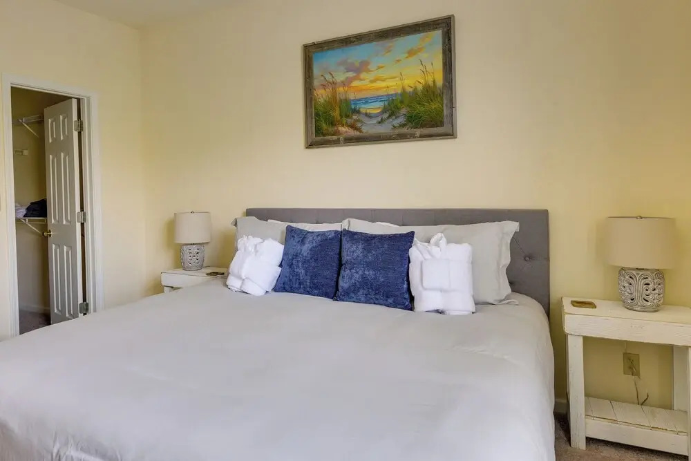 Mount Pleasant Condo w/ Pool & Bikes: Near Beach!