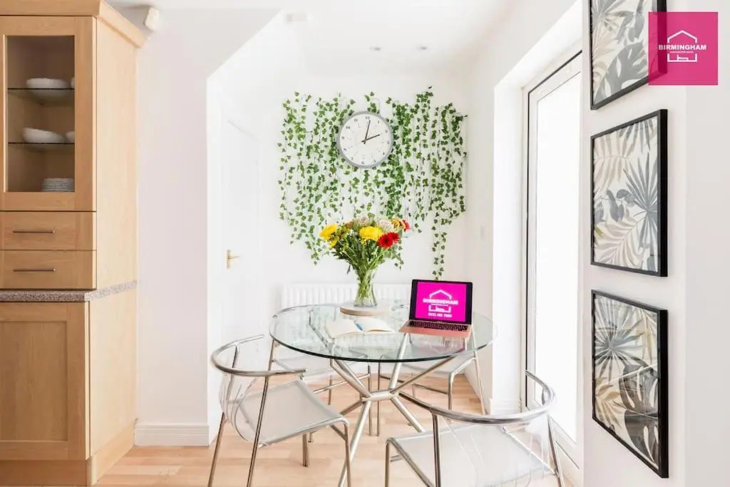 Modern 5 Bedroom Townhouse By City Centre & JQ - 9 Separate Beds, 2 Baths and Parking