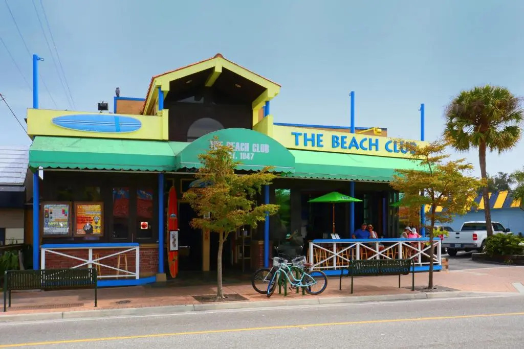 Modern & Fresh - Less than 3 miles to the Beach