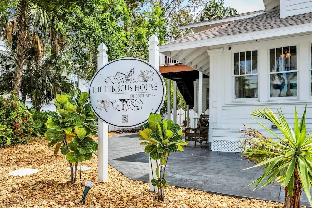 Hibiscus House Bed Breakfast Inn Flamingo Suite