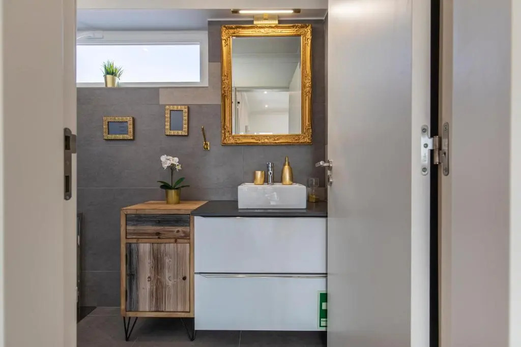 LovelyStay - Sunny 1BDR Apartment W/Terrace