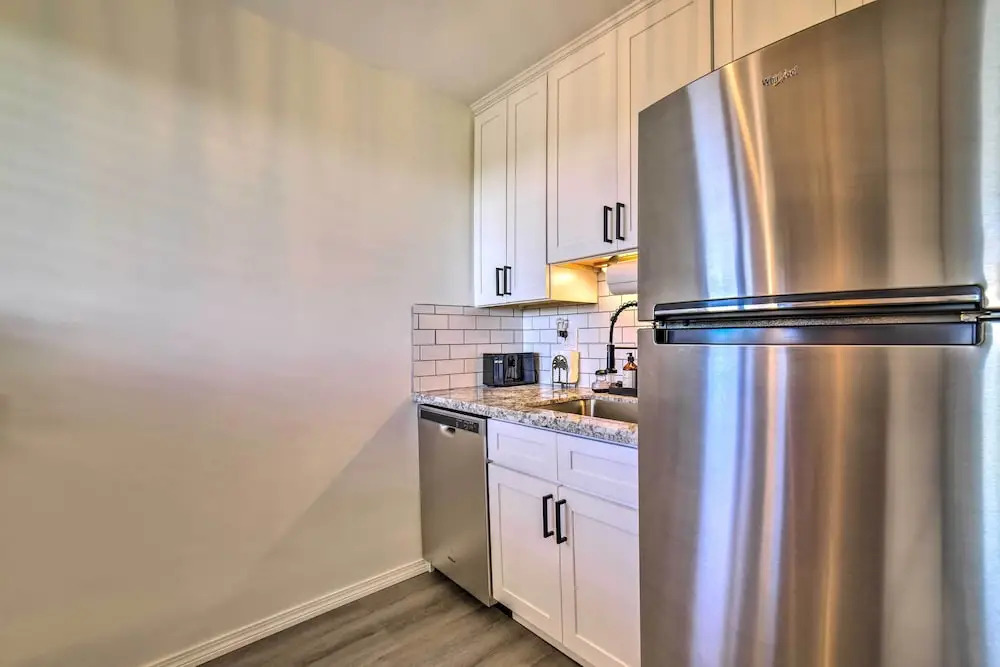 Modern & Cozy Condo Near Beaches w/ Coastal Views