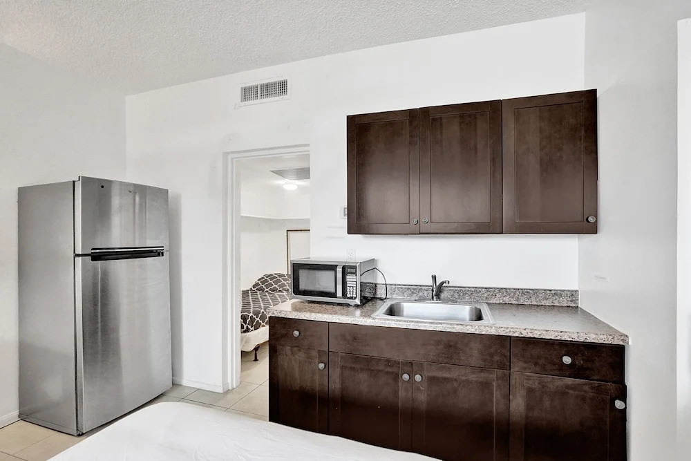 Beautiful cozy 1br apartment walk from the ocean!