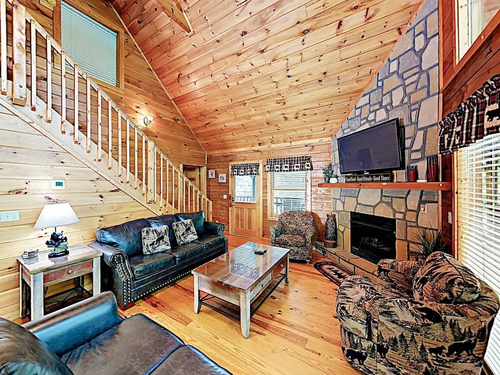 Updated Parkway Retreat W/ Hot Tub & Game Room 3 Bedroom Cabin