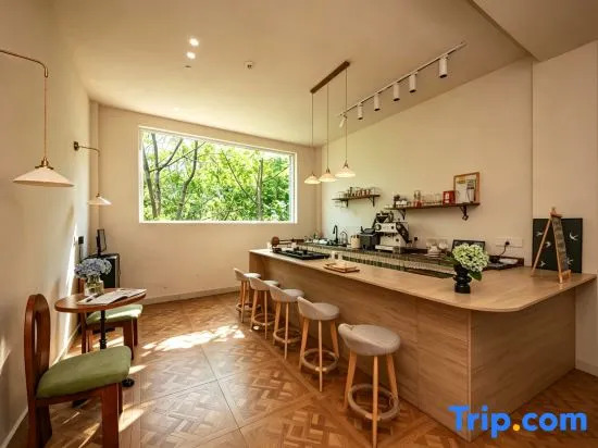Qingqing Yuye Homestay (Dali Erhai S-Bay Ecological Corridor Store)