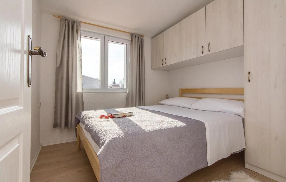 Two-Bedroom Holiday Home In Privlaka-Sabunike