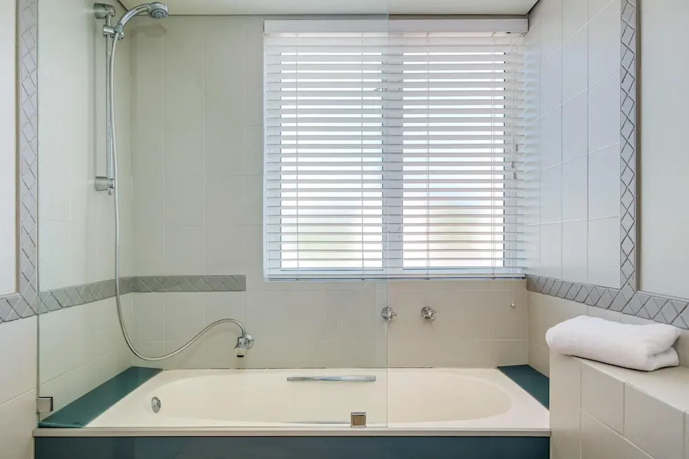 Contemporary Apartment Close to the Radisson Majolica