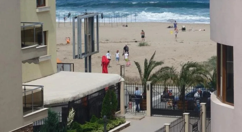 Lucky Beach Apartments