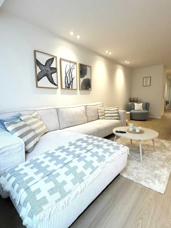 Spacious Bright Apartment Steps From the Beach i
