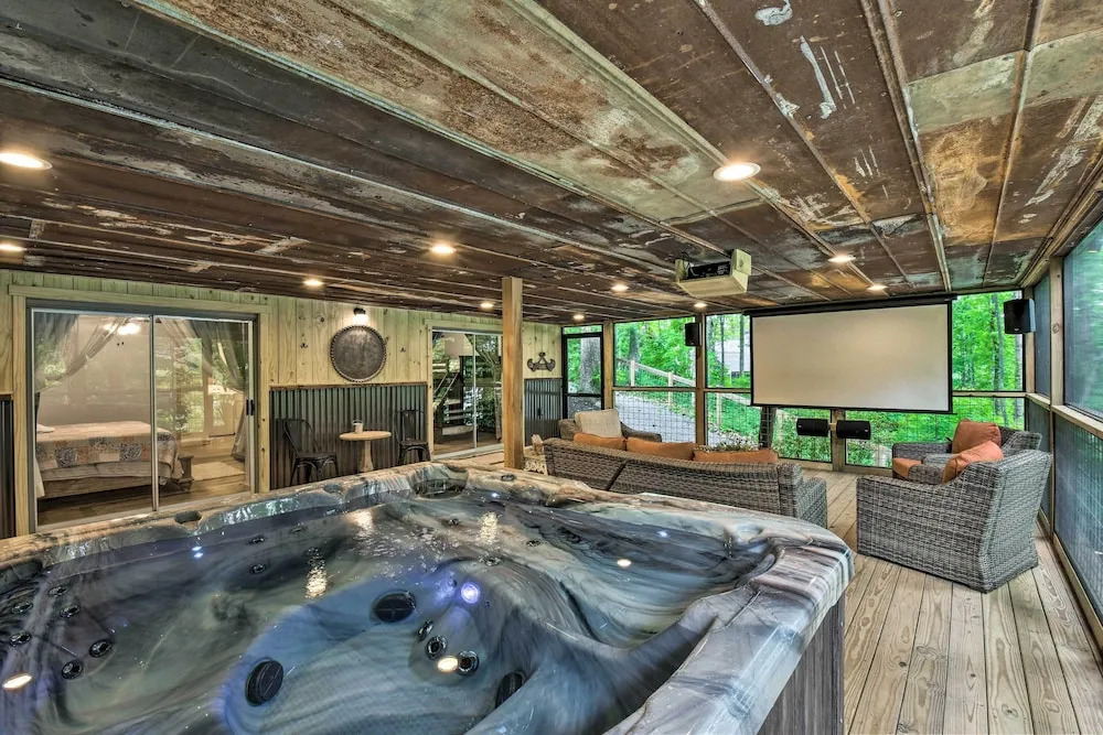 Hiawassee Getaway w/ Hot Tub, Deck & Lake Access!