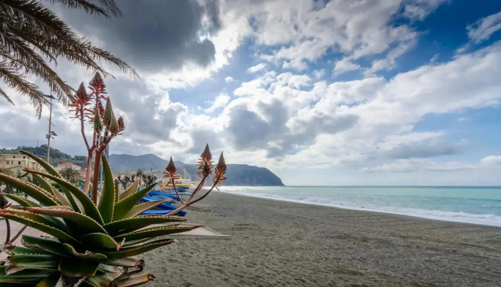 ALTIDO Great Flat with Balcony & Sea View near Beach