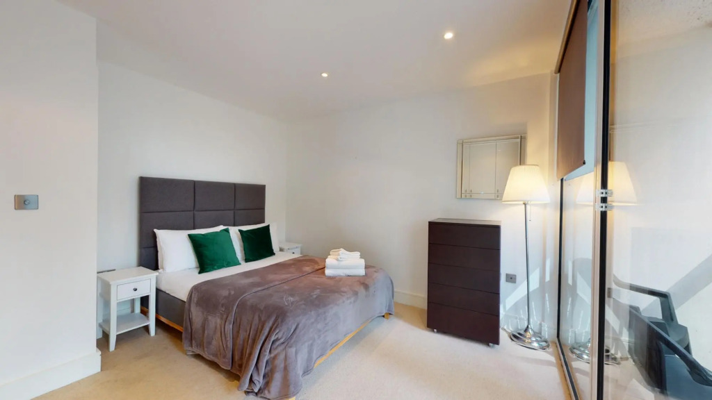 Comfy Two Bed Apartment w Balcony in Canary Wharf