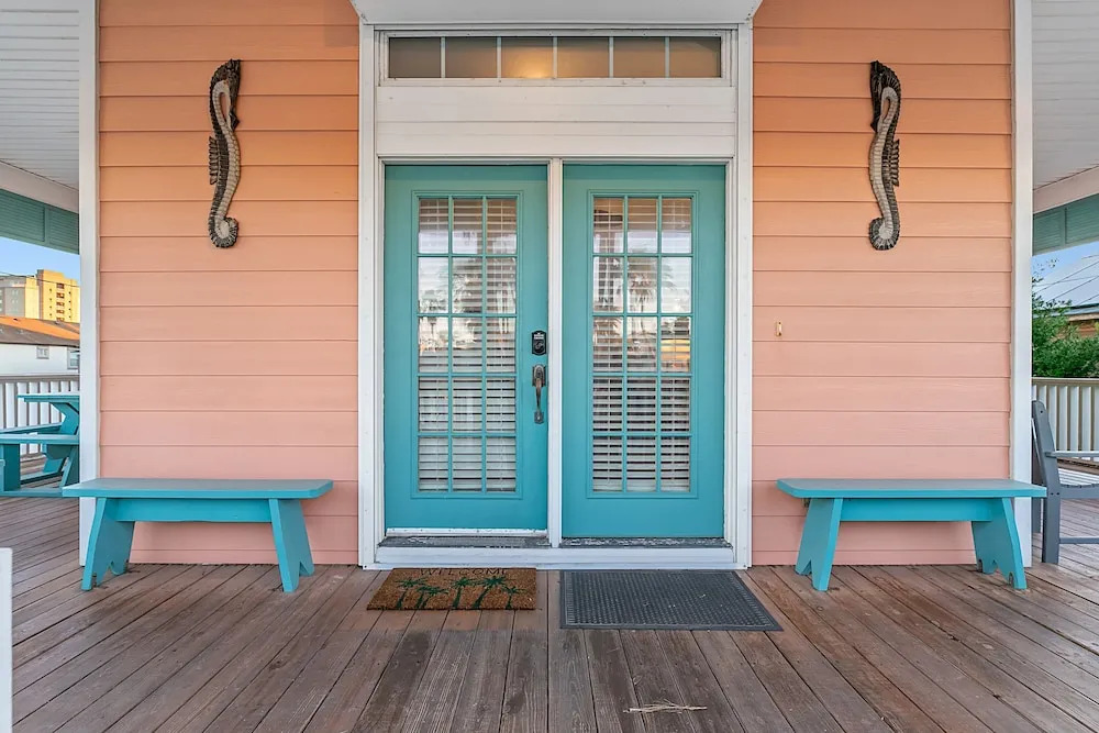 Beach Breeze 4 Bedroom Home by RedAwning
