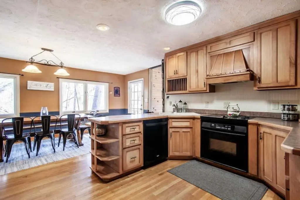 Bear View Chalet with hot tub and near Ober