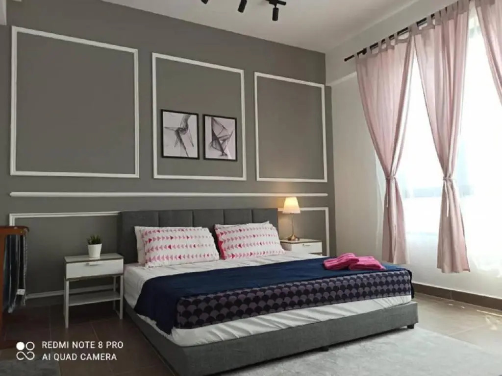 Zulanie Suite Troika Residence, SPACIOUS AND COZY WITH POOL, Free Wifi & Netflix in Golden Triangle of Kota Bharu
