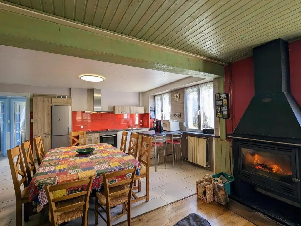 Gîte spacieux en ancienne ferme rénovée, idéal pour familles et amis - proche randos et sites touristiques - FR-1-589-6