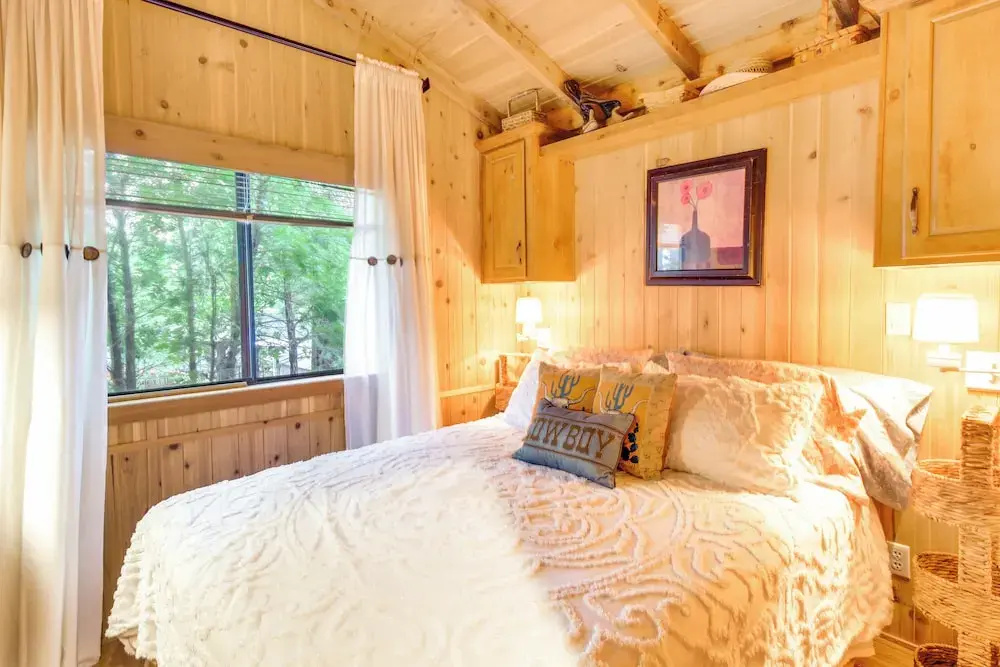 Hike & Fish: Cozy Cabin w/ Patio in Show Low!