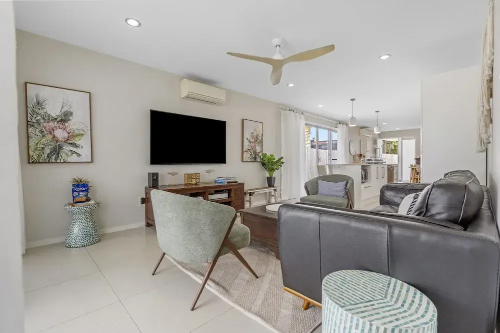 Spacious 4-bed House With Secure Parking