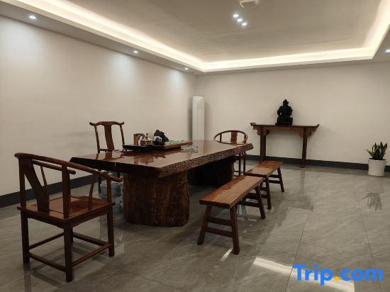Linhai Jingjiangli City Light Stay (Yintaicheng Yaoda Department Store)