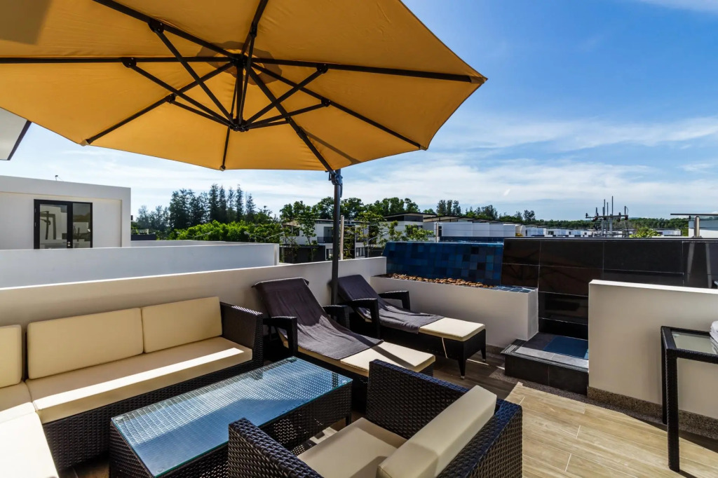 LP101 - Private rooftop pool villa in Laguna for 9 people, near restaurants and shops