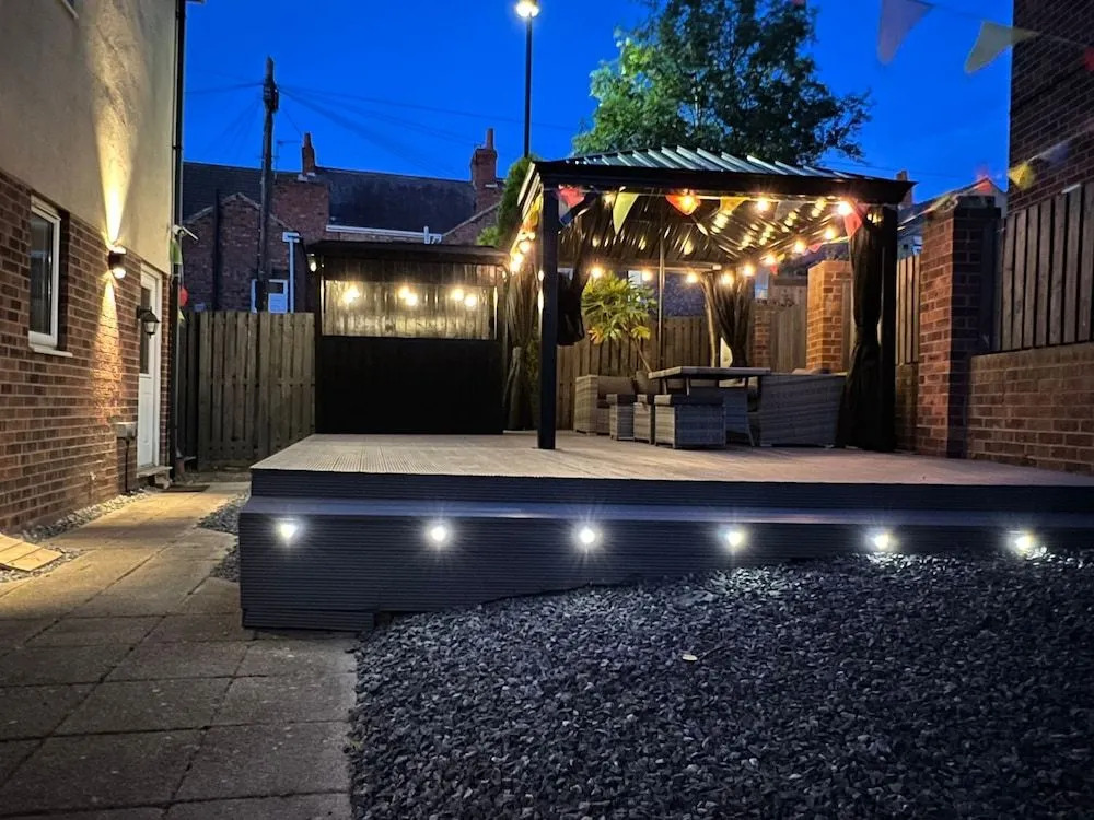 Numero Uno Detached Aparthouse 7 BR Hot Tub Wifi Parking Contractors and Group Friendly