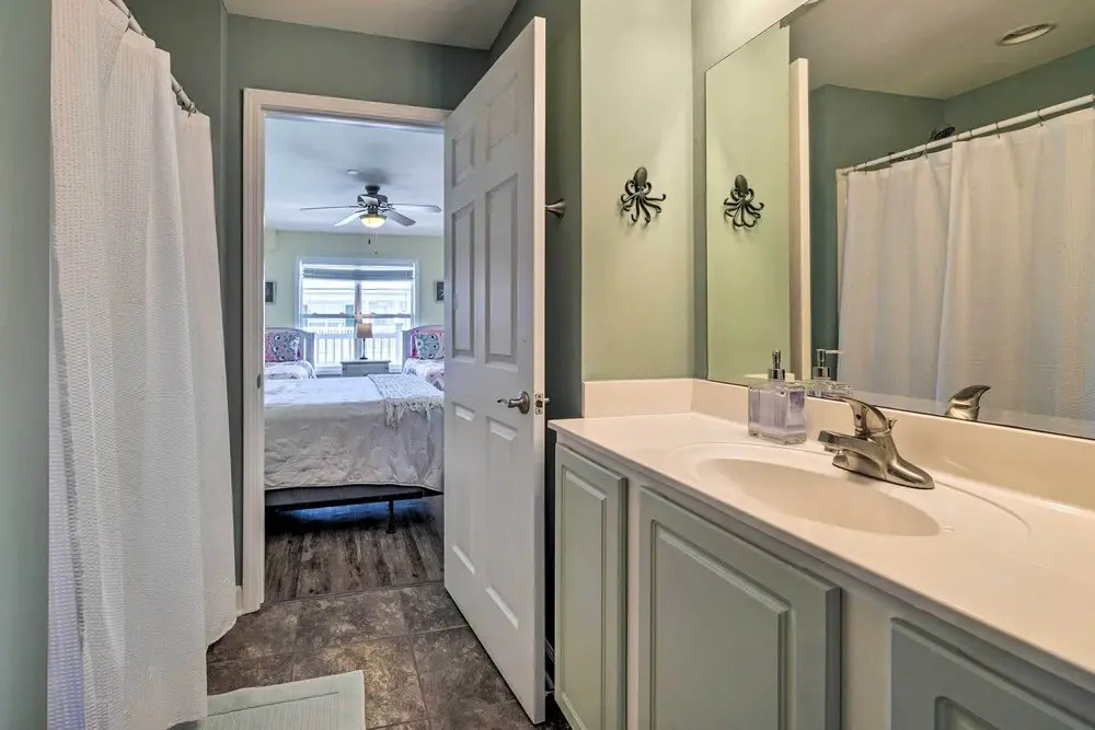 Oak Island Condo - Walk to the Beach!