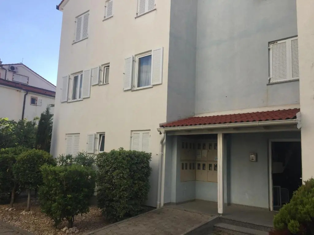 Apartment Bobby
