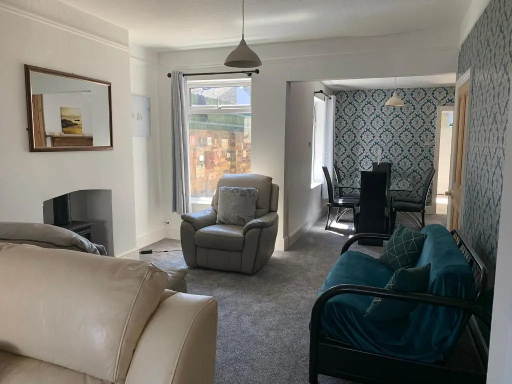 House - Sleeps up to 8 People & Free Parking