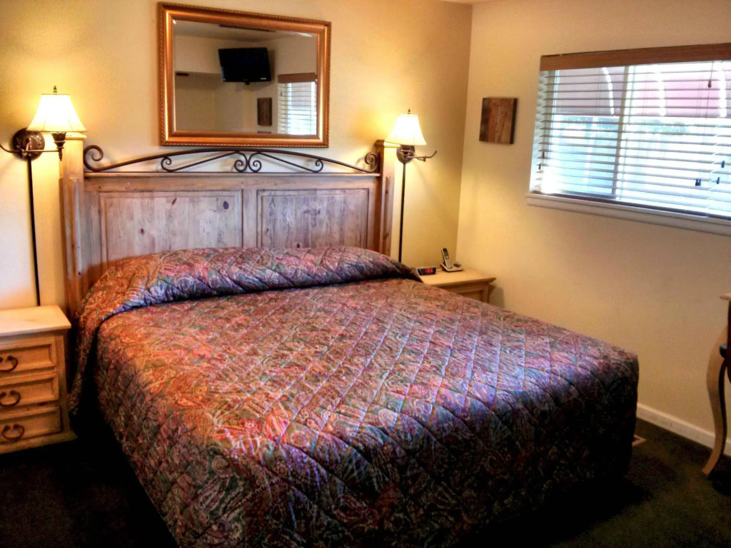 Charm Motel & Suites