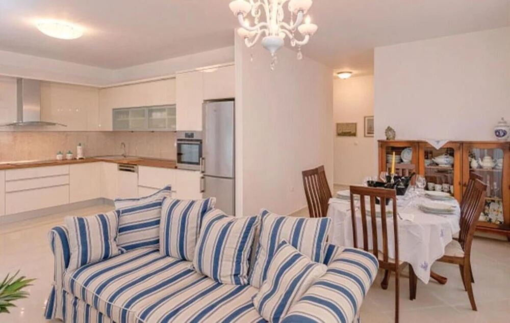 Nice Home in Jelsa With Wifi and 3 Bedrooms