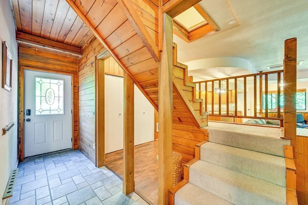 5 Mi to Mt Rainier Natl Park: Cozy Cabin w/ Deck!