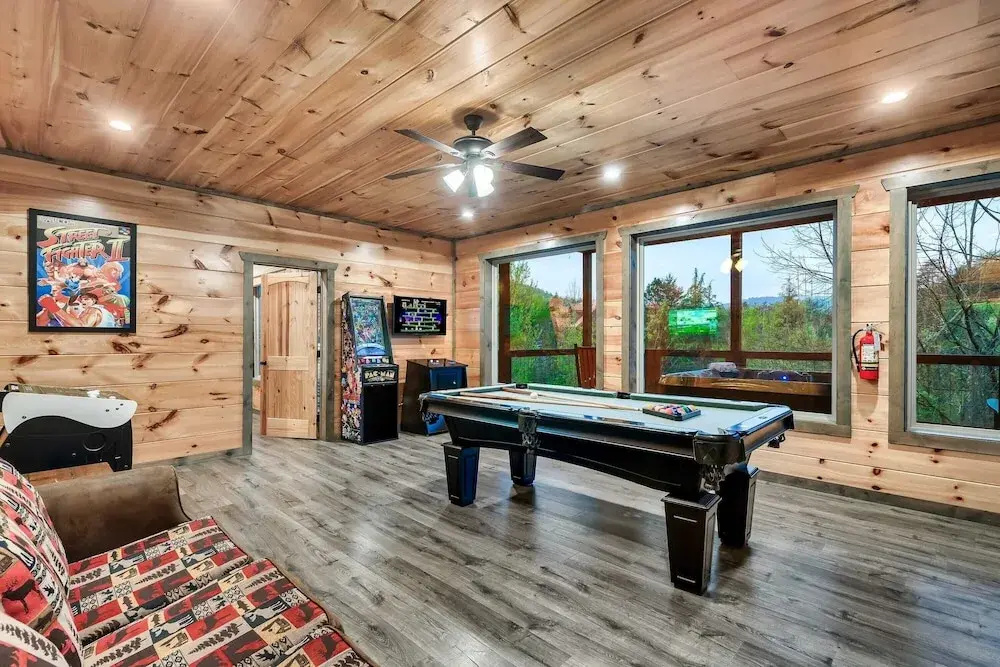 Smoky Horizon by Avantstay Game Room, Movie Theater, Deck w Hot Tub Views!