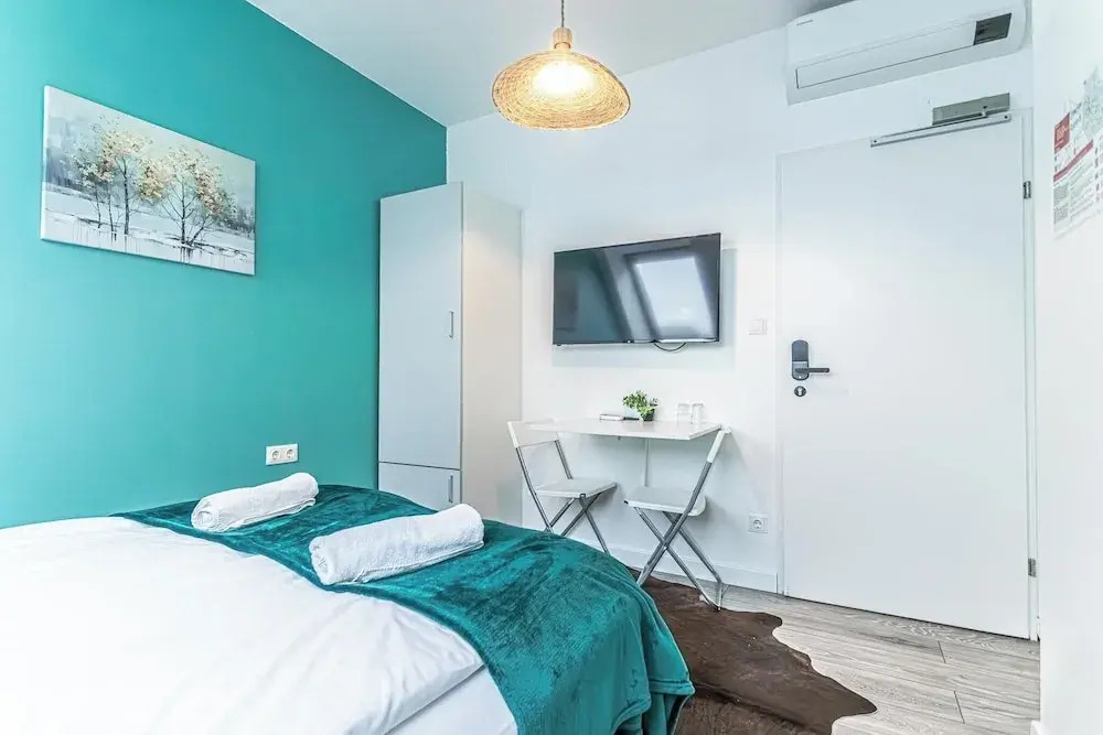 Stunning 12BR Floor For 24 People