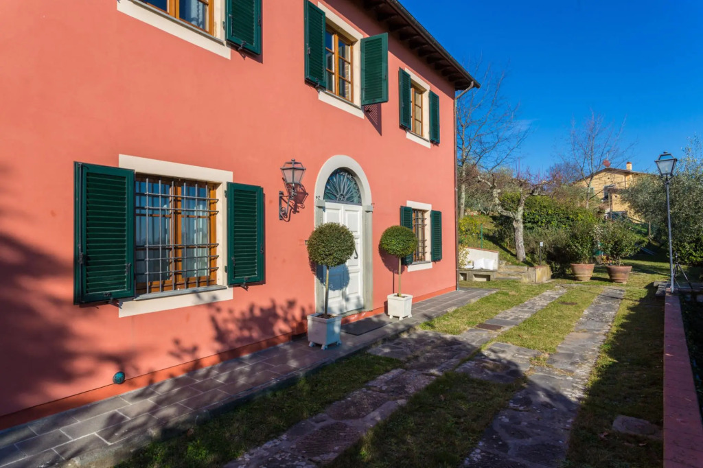 Villa Alberta, Panoramic 4 Bedrooms Farmhouse with Private Pool in Lucca close to Town Centre