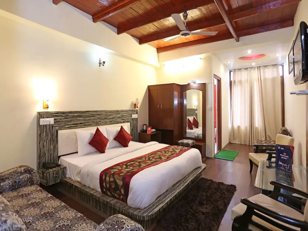 OYO 4889 Hotel Moon 2