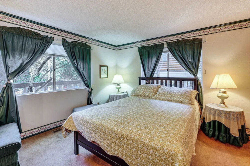Walk to Lake Arrowhead! All-season Alpine Escape
