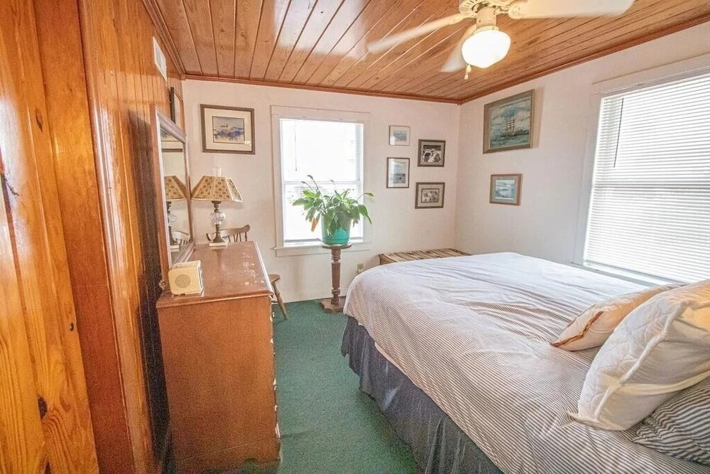 The Captain's Quarters 2 Bedroom Home by RedAwning