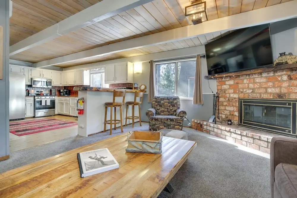 2 Mi to Lake & Skiing: Big Bear Family Cabin