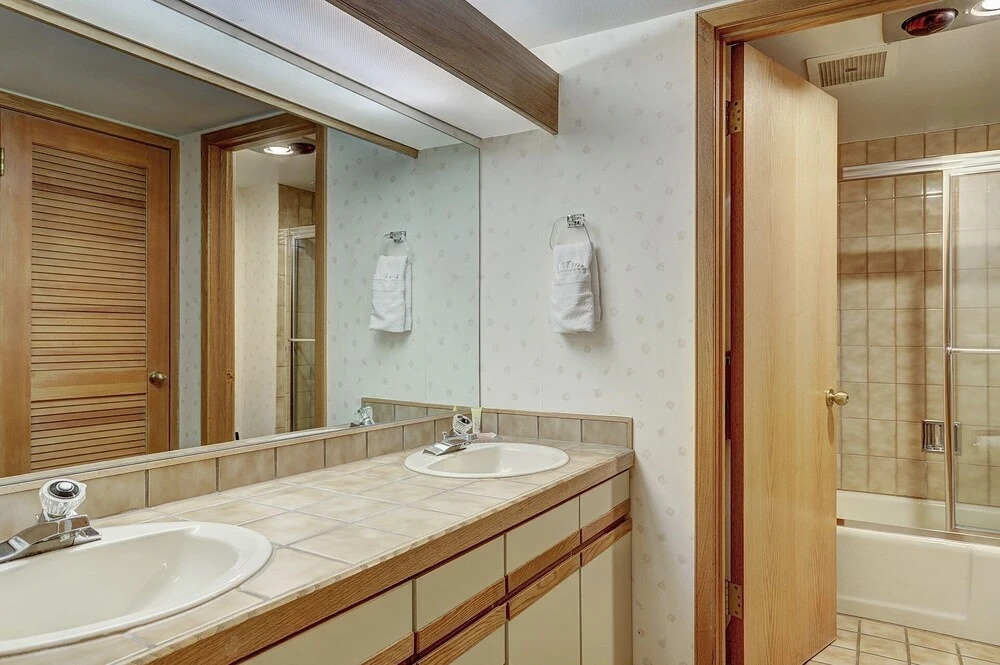 107 Ski Run 2 Bedroom Condo by RedAwning
