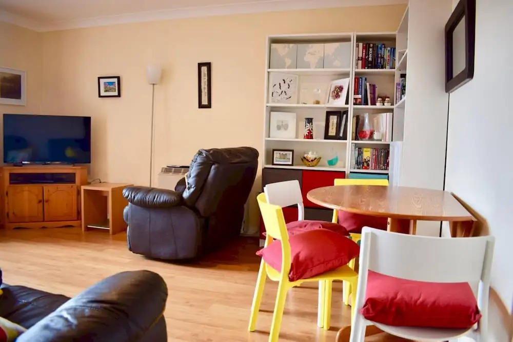 Colourful and Cosy 2 Bed in Ifsc With Balcony