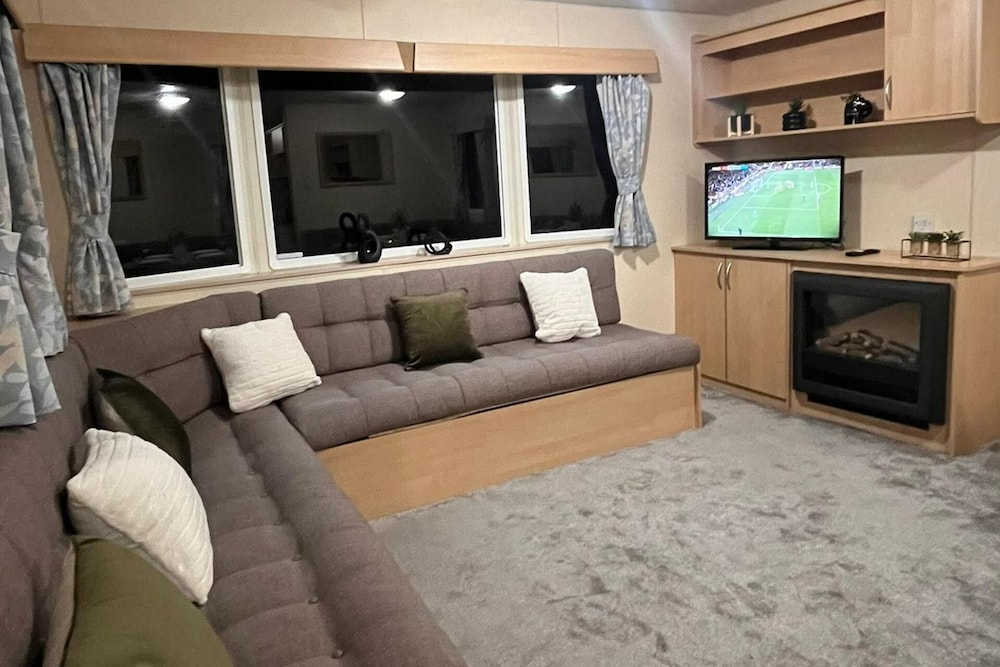 3 Bedroom Caravan - Sleeps 8 - Parking, Wifi, Pool