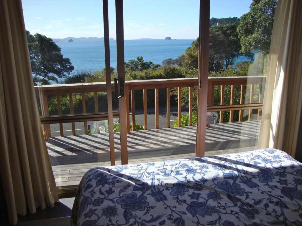 The Retreat - Front Beach Bach
