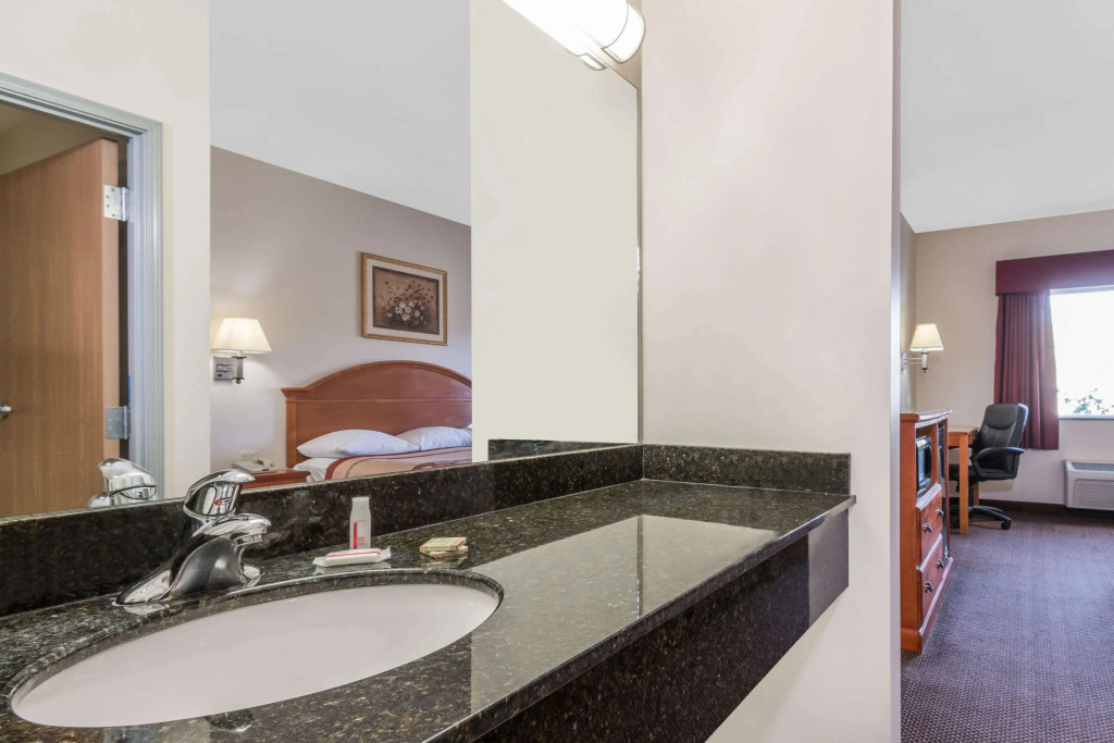 Super 8 by Wyndham Salina