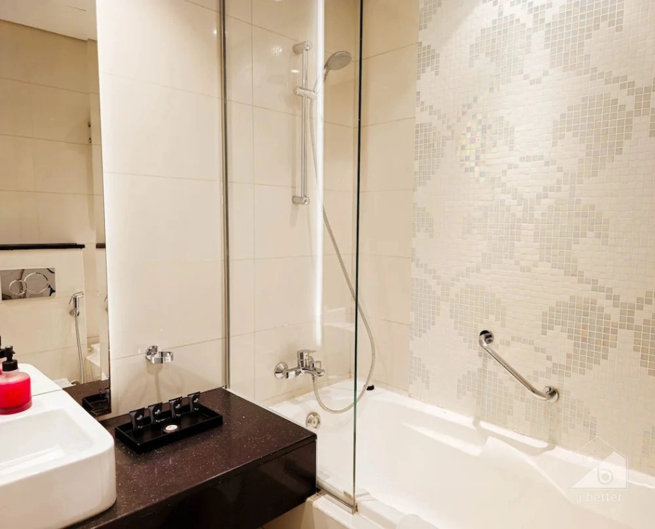 Maison Privee - Sleek and Sunny Apt in Business Bay w/ Canal Views