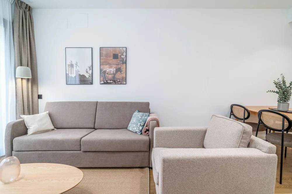 Limehome Barcelona Plaça Pirineus
