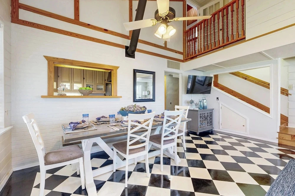 3BR Nautical Home w/ Paddleboard, Walk to Lake