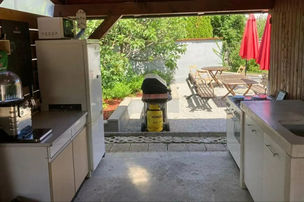 Huge BBQ Garden, Spacious Flat, AC, Free Parking 1