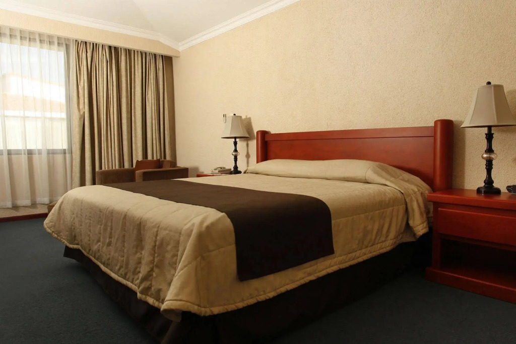 La Posada Hotel y Suites