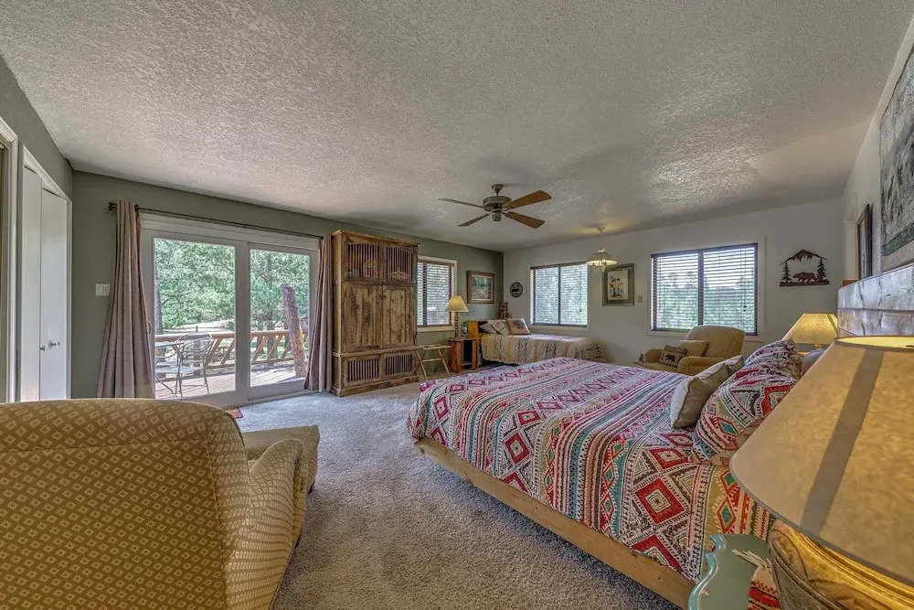 Hot Tub, Deck & Fireplace at Rustic Alto Cabin!